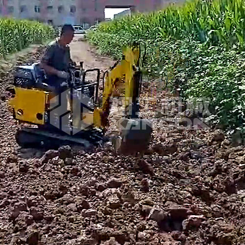 小型挖掘機操作簡單，小巧靈活