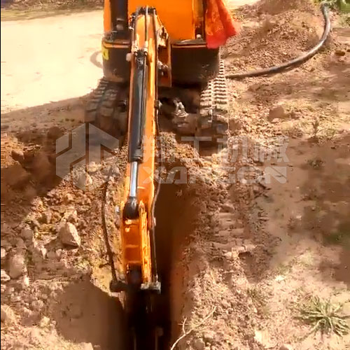 10型小型挖掘機(jī)操作簡(jiǎn)單，挖溝挖槽不是事